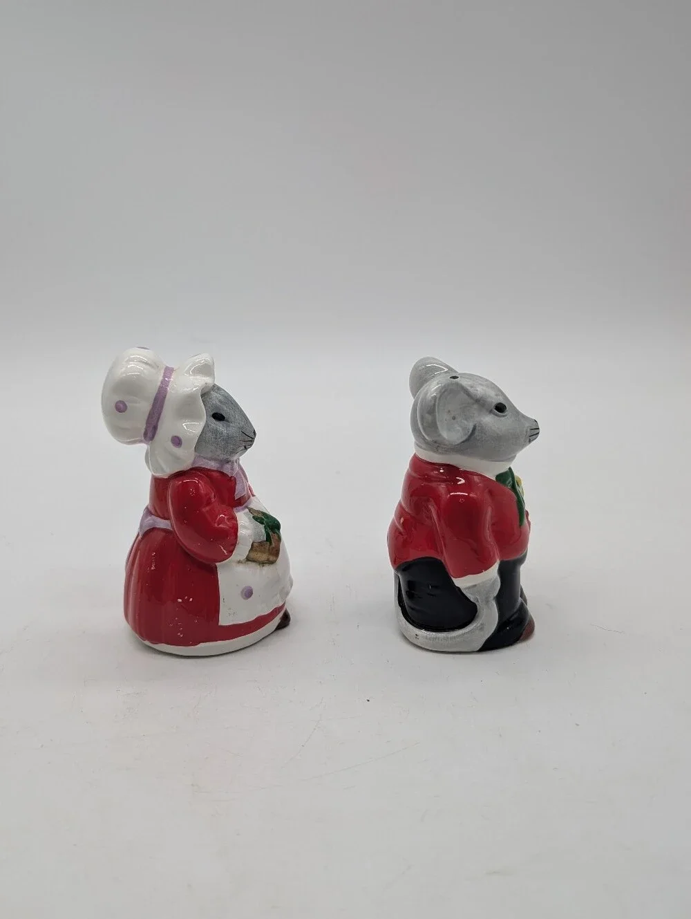 Vintage Holiday Mice Salt & Pepper Shakers Ceramic Christmas Mouse Couple Taiwan